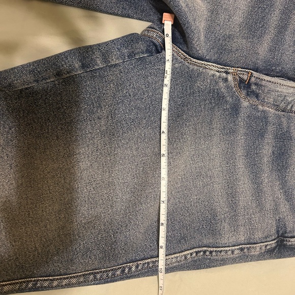 Good American Good Curve Cropped Straight Jeans with distressed hem - Picture 11 of 15
